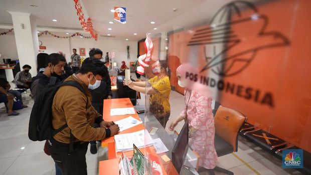 Warga Antre BLT BBM di Jakarta dan Kantor Pos. (CNBC Indonesia/Tri Susilo)