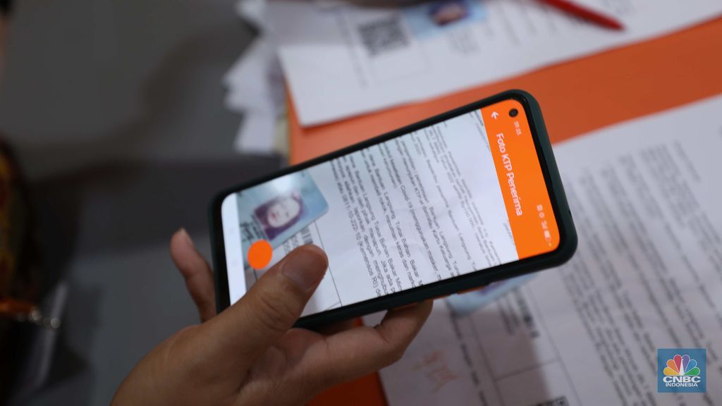 Warga Antre BLT BBM di Jakarta dan Kantor Pos. (CNBC Indonesia/Tri Susilo)