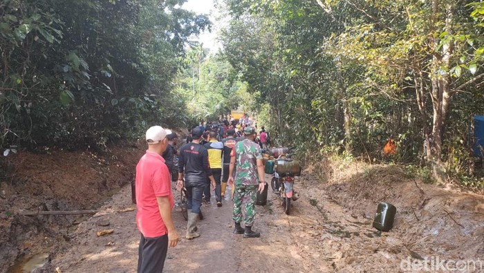 Warga diminta menjauh dari lokasi semburan minyak.