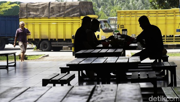 Jalan Tol Trans Sumatera setelah 3 tahun pembukaan kini bergeliat. Ini terlihat dari mulai ramainya rest area di jalan tol terpanjang di RI itu.