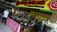 Kehadiran rest area ini juga menggairahkan perekonomian terutama menjadi wadah bagi usaha mikro kecil dan menengah (UMKM) untuk menjalankan bisnisnya. Terdapat 70% UMKM dan 30% non UMKM di rest area ini.