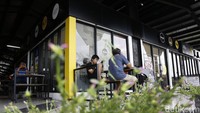 Jejeran mini market jadi tempat favorit para penguna jalan tol untuk beristirahat.