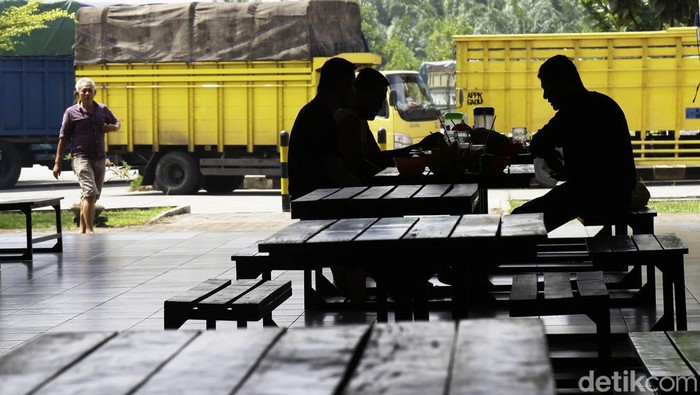 Jalan Tol Trans Sumatera setelah 3 tahun pembukaan kini bergeliat. Ini terlihat dari mulai ramainya rest area di jalan tol terpanjang di RI itu.