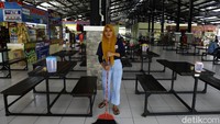 Tersedia puluhan meja kursi yang tersusun rapi. Pengendara yang singgah di rest area pun cukup ramai.