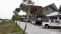 Lahan parkirnya cukup luas untuk menampung mobil, bus hingga truk.