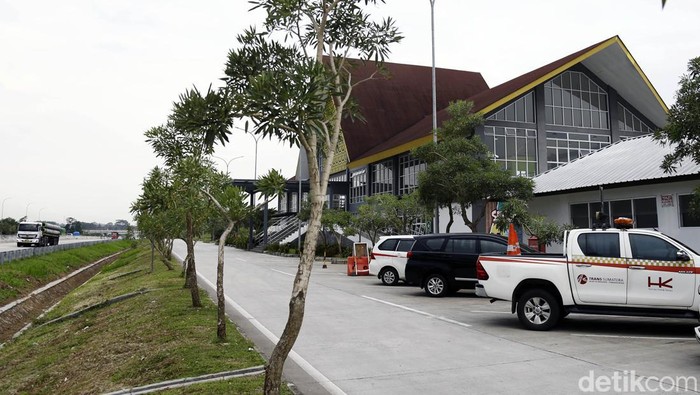 Jalan Tol Trans Sumatera setelah 3 tahun pembukaan kini bergeliat. Ini terlihat dari mulai ramainya rest area di jalan tol terpanjang di RI itu.