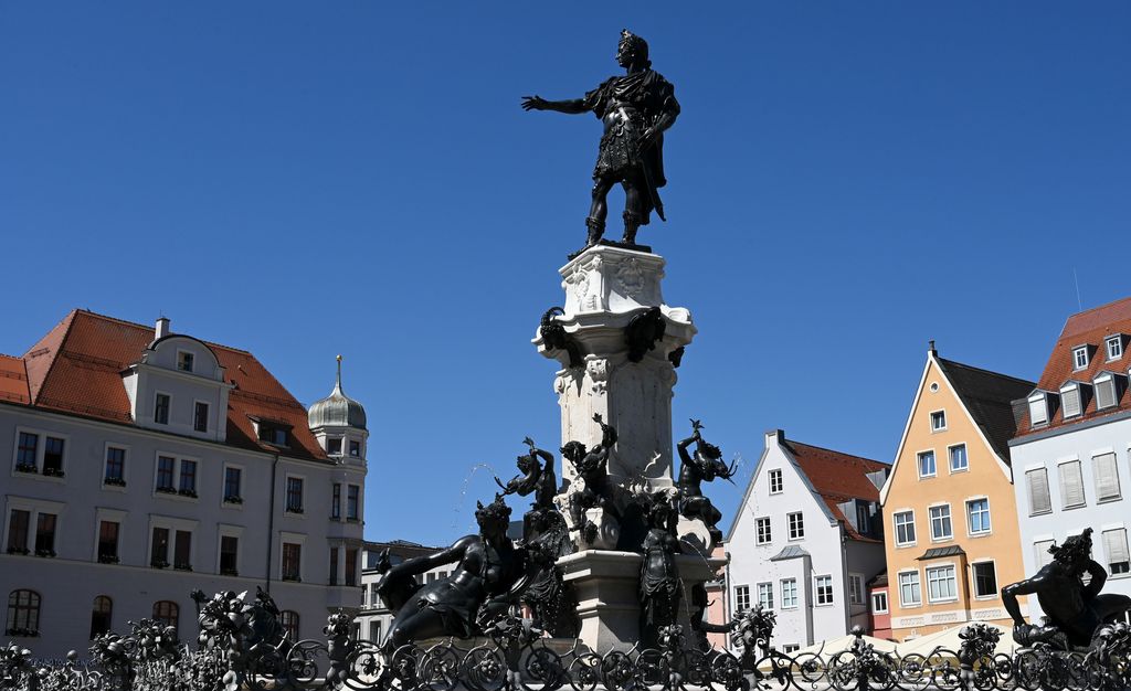 A picture taken on July 4, 2019, shows the City Hall Square's fountain with its bronze sculpture featuring the city's founder, Caesar Augustus (top), in the city of Augsburg, southern Germany. The fountain was completed in 1594 and was executed by  Dutch sculptor, Hubert Gerhard. - The German city of Augsburg was granted World Heritage status by UNESCO on July 6, 2019 for its over 800-year-old water management system boasting an aquaduct, water towers, ornate fountains, canals and hundreds of bridges. The 2,000-year-old city in Bavaria state calls the system which has since the Middle Ages provided clean drinking water and sanitation an 
