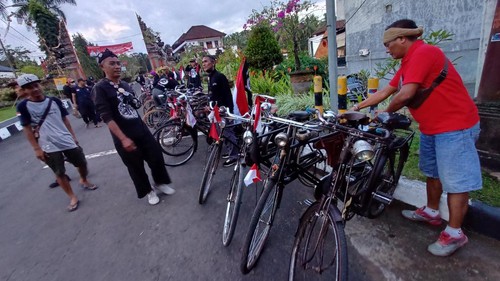 Anggota Songket ketika rehat depan kantor DPRD Tabanan saat gowes pada Minggu (11/9/2022) sore.
