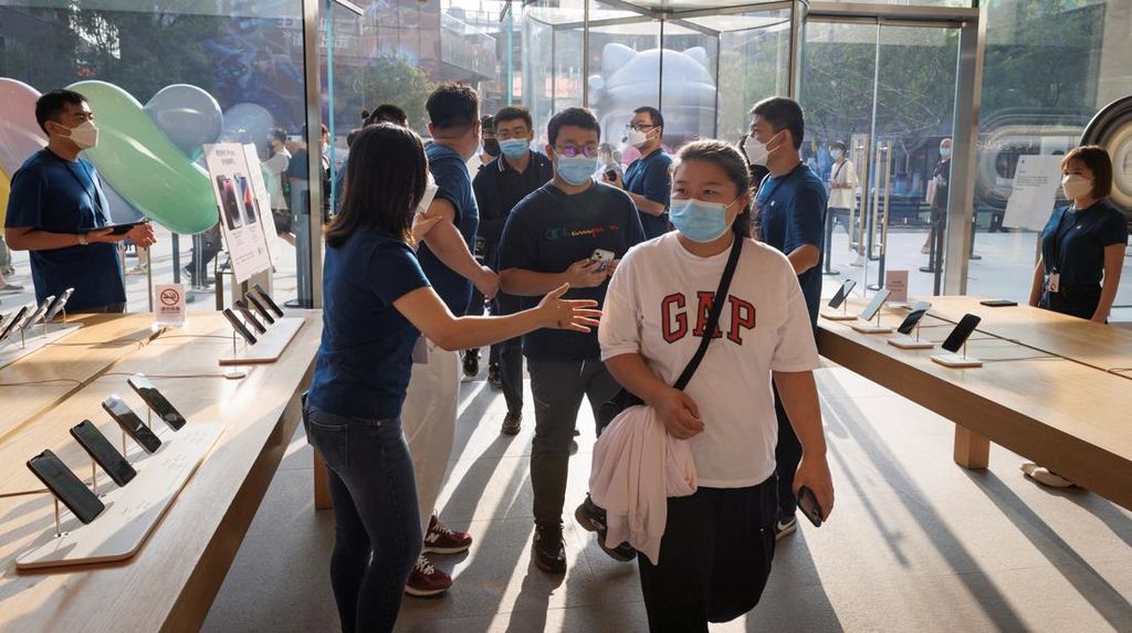Penampakan Antrean Pembeli iPhone 14 di China