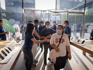Penampakan Antrean Pembeli iPhone 14 di China
