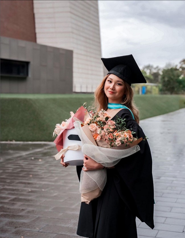 Audrey Vanessa merupakan lulusan Monash University Australia dengan jalur beasiswa. Dia menyelesaikan studi S1 dan mencatatkan prestasi dengan gelar Bachelor of Commerce Double Major in Finance & Accounting. Foto: Instagram/@audreyyvanessa