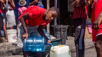 Warga Haiti memprotes kenaikan tajam harga bahan bakar minyak (BBM). Aksi-aksi protes dimulai setelah Perdana Menteri Haiti Ariel Henry pada hari Minggu (11/9) mengumumkan bahwa pemerintah yang kekurangan uang, tidak lagi mampu membayar subsidi bahan bakar, sehingga harga bahan bakar pun harus dinaikkan.