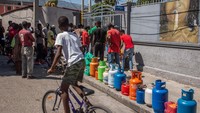 Warga antre untuk mengisi tabung gas di Port-au-Prince, Haiti, September 15, 2022.