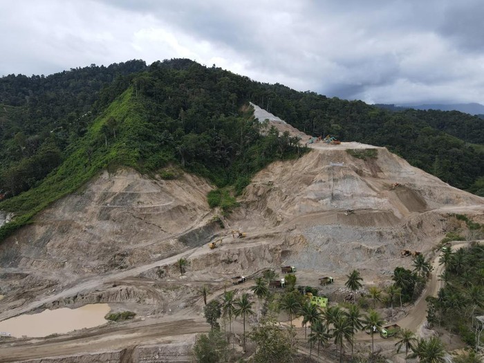 Bendungan yang sedang dibangun Hutama Karya
