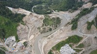 Proyek Bendungan Bulango Ulu (Gorontalo). Pekerjaan konstruksi bendungan harus memiliki kualitas konstruksi yang baik karena kondisi geologi masing-masing pembangunan bendungan cukup berbeda. Diperlukan inventarisasi, pemantauan dan evaluasi serta kajian terhadap permasalahan yang terjadi dilapangan dan juga pendekatan secara sosialFoto: Dok. Hutama Karya
