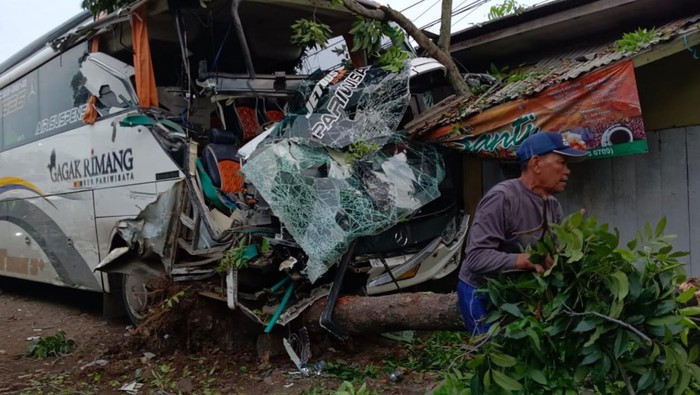 Bus pariwisata kecelakaan di Cianjur