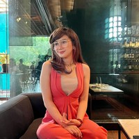 Walaupun enggan menyebutkan namanya namun Denise mengungkap ciri-ciri sang pria. Ia mengatakan jika pria berinisial R itu memiliki istri seorang host yang sering tampil di televisi dan cukup terkenal. Sang pria sendiri merupakan seorang pengusaha. Ia juga sudah memiliki 3 orang anak, yang paling besar berjenis kelamin perempuan. Foto: Instagram @denisechariesta91