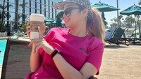 Nongkrong di sebuah kafe, Denise Chariesta menikmati segelas kopi favoritnya. Ia bahkan berpose dengan gelas kopi tersebut. Foto: Instagram @denisechariesta91
