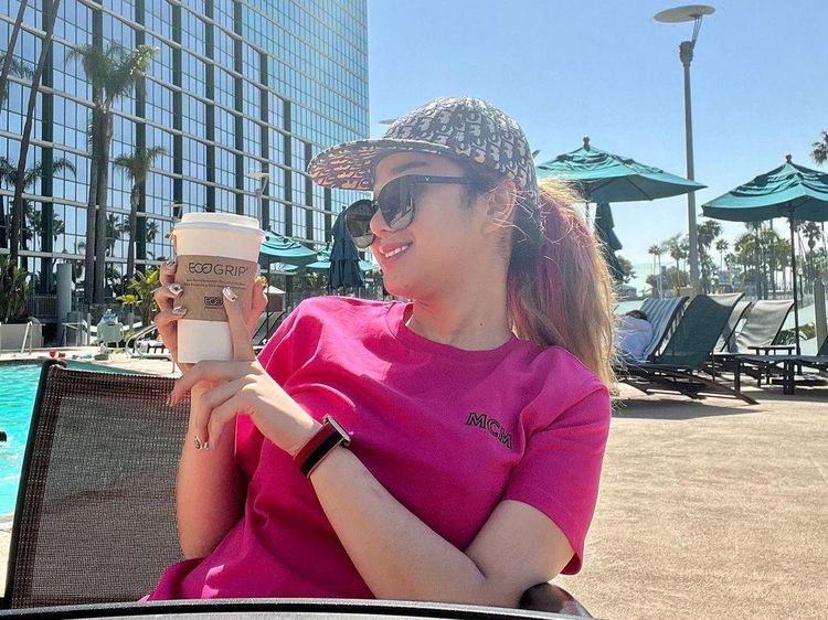 Gaya Denise Chariesta Saat Makan Mewah hingga Jajan Kaki Lima