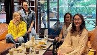 Nah, ini bukti lain dari kedekatan Denise Chariesta dengan Fitri Salhuteru. Mereka bersama dua teman yang lain nongkrong cantik di kafe. Foto: Instagram @denisechariesta91
