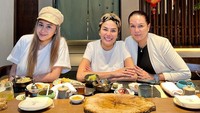 Terakhir ada momennya saat makan bareng Fitri Salhuteru dan Nikita Mirzani. Mereka tampak menikmati hidangan. Foto: Instagram @denisechariesta91