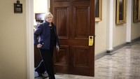 Menteri Keuangan AS Janet Yellen meninggalkan kantornya saat menuju pertemuan dengan Menteri Koordinator Bidang Kemaritiman dan Investasi Luhut Binsar Pandjaitan di Gedung Treasury 16 September 2022 di Washington, DC.