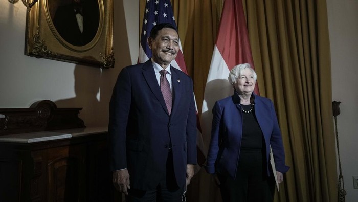 Diam-diam Luhut Bertemu Menkeu AS, Intip Momen Keduanya Foto Bareng WASHINGTON, DC - SEPTEMBER 16: U.S. Treasury Secretary Janet Yellen leaves her office as she heads to a meeting with Indonesian Coordinating Minister For Maritime Affairs And Investment Luhut Binsar Pandjaitan at the Treasury Building September 16, 2022 in Washington, DC. Earlier in the week, Yellen stated in an interview that inflation remains a problem for the U.S. (Photo by Drew Angerer/Getty Images)