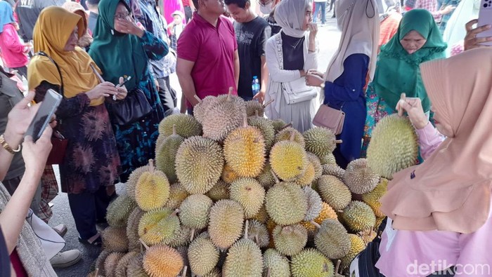 Pemkab Bengkulu Tengah menggelar festival durian. Durian itu dibagikan gratis ke masyarakat yang hadir. (Hery Supandi/detikSumut)