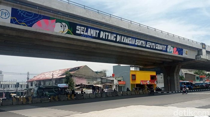 Flyover Kopo bertuliskan Selamat Datang dan Selamat Jalan di Kawasan Cibaduyut.