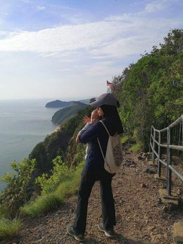 Foto ibu yang mengajak anak usia 4 bulan masuk ke dalam hutan, tuai kritik dari warganet.