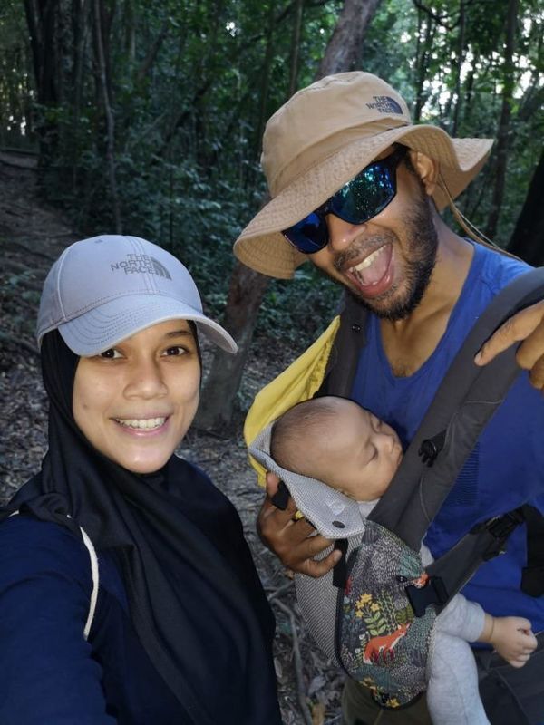 Foto ibu yang mengajak anak usia 4 bulan masuk ke dalam hutan, tuai kritik dari warganet.