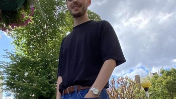 Perhatikan tangan kanan pria ini. Foto: Reddit