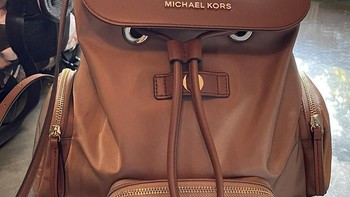 Ada yang melihat tas ini seperti muka? Foto: Reddit