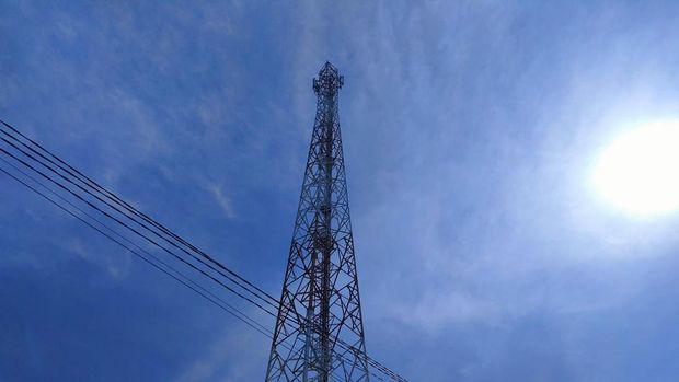 Frustasi tak diizinkan nikah muda, pria di Lombok malah nekat naik ke atas tower.
