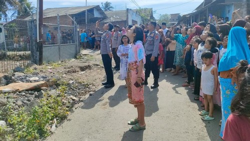 Frustasi tak diizinkan nikah muda, pria di Lombok malah nekat naik ke atas tower.