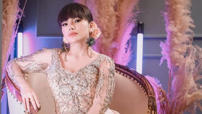 10 Aksi Dinar Candy Saat Hangout di Bar hingga Makan Bakso