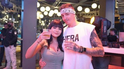 10 Aksi Dinar Candy Saat Hangout di Bar hingga Makan Bakso