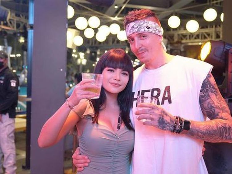 10 Aksi Dinar Candy Saat Hangout di Bar hingga Makan Bakso