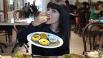 10 Aksi Dinar Candy Saat Hangout di Bar hingga Makan Bakso