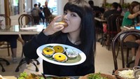Makanan tradisonal menjadi favorit Dinar Candy. Saat datang ke restoran menu makan berupa sate hingga kue jajanan pasar tak lupa dipesannya. Foto: Instagram/dinar_candy