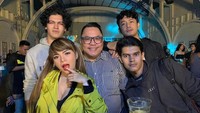 Saat bertemu dengan sahabatnya, restoran maupun bar populer dipilih menjadi tempat pertemuannya. Jus hingga cocktail dipesan Dinar Candy menyambut sahabatnya. Foto: Instagram/dinar_candy