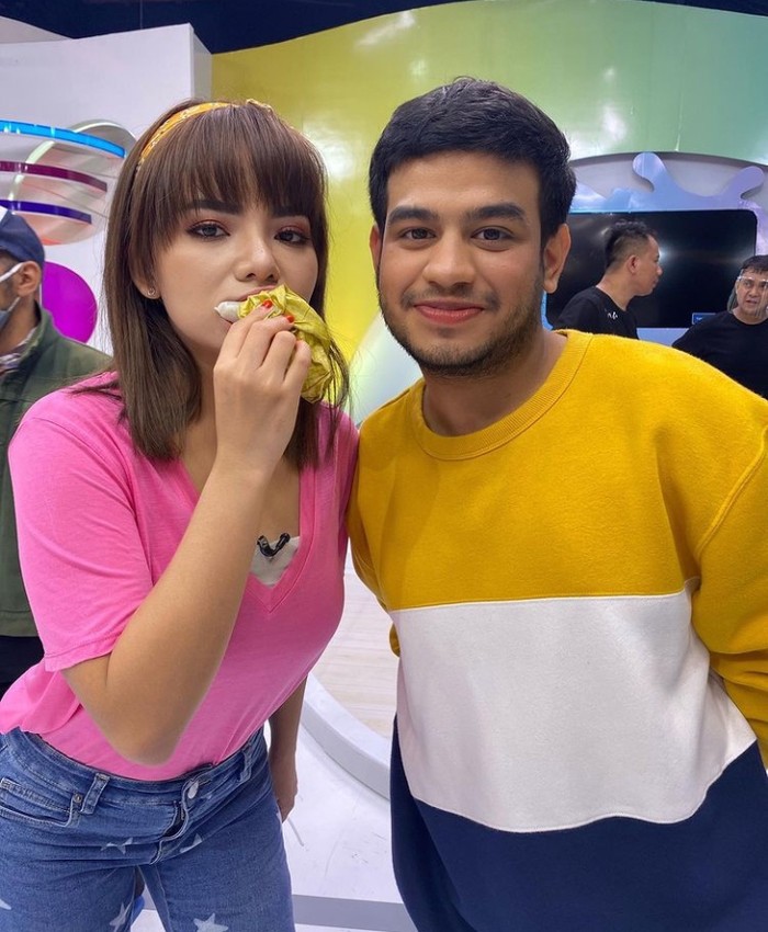Galeri Dinar Candy 10 Aksi Dinar Candy Saat Hangout di Bar hingga Makan Bakso