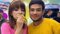 Dinar Candy yang mencintai makanan tradisional ternyata tak bisa lepas dari kue jajanan pasar. Saat sebelum memulai shooting, dirinya bahkan menyempatkan diri untuk menikmati kue nagasari. Foto: Instagram/dinar_candy