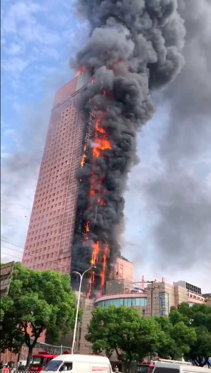 Gedung pencakar langit 42 lantai di Changsha, China, terbakar hebat. Api menyala dari bawah hingga atas gedung hingga asap hitam mengepul ke langit. (Tangkapan layar video viral)
