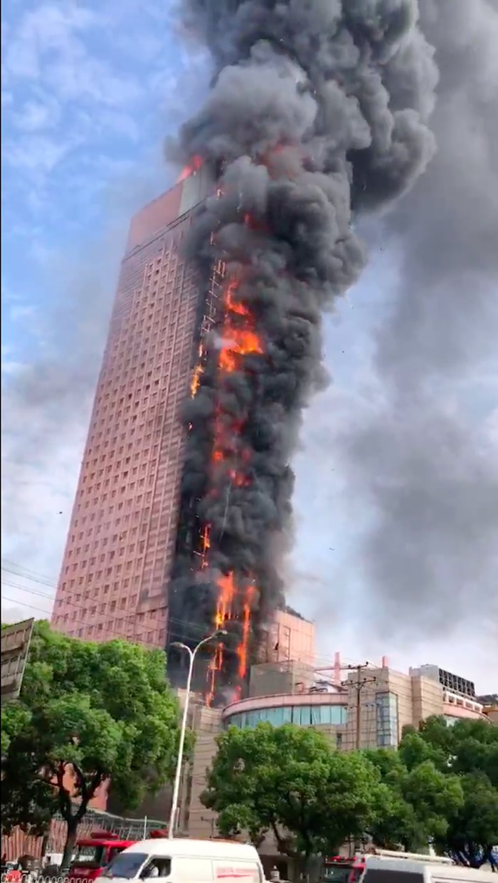 Gedung pencakar langit 42 lantai di Changsha, China, terbakar hebat. Api menyala dari bawah hingga atas gedung hingga asap hitam mengepul ke langit. (Tangkapan layar video viral) Gedung pencakar langit 42 lantai di Changsha, China, terbakar hebat. Api menyala dari bawah hingga atas gedung hingga asap hitam mengepul ke langit. (Tangkapan layar video viral)