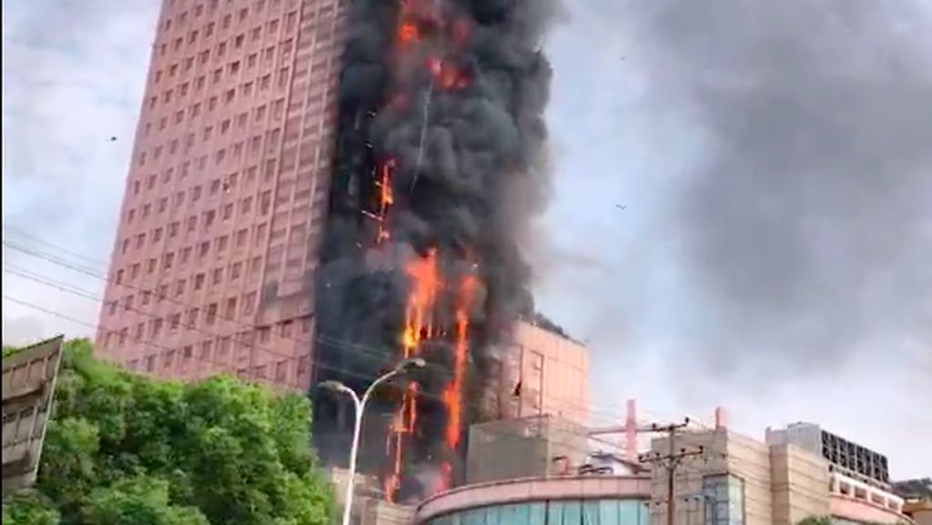 Penampakan Gedung 42 Lantai di China Terbakar Hebat