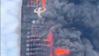 Belum ada informasi mengenai penyebab kebakaran hebat tersebut  (Tangkapan layar video viral)