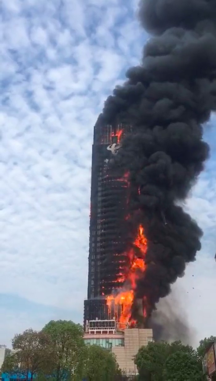 Gedung pencakar langit 42 lantai di Changsha, China, terbakar hebat. Api menyala dari bawah hingga atas gedung hingga asap hitam mengepul ke langit. (Tangkapan layar video viral) Gedung pencakar langit 42 lantai di Changsha, China, terbakar hebat. Api menyala dari bawah hingga atas gedung hingga asap hitam mengepul ke langit. (Tangkapan layar video viral)