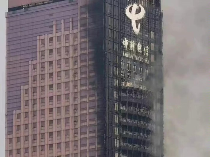 Gedung pencakar langit 42 lantai di Changsha, China, terbakar hebat. Api menyala dari bawah hingga atas gedung hingga asap hitam mengepul ke langit. (dok Ist) Gedung pencakar langit 42 lantai di Changsha, China, terbakar hebat. Api menyala dari bawah hingga atas gedung hingga asap hitam mengepul ke langit. (dok Ist)