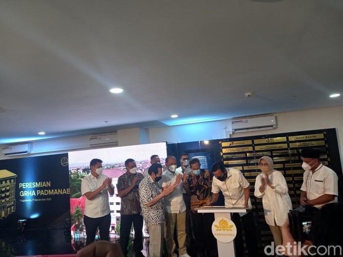 Gubernur DIY Sri Sultan Hamengku Buwono X menerima hibah gedung Grha Padmana di SMA N 3 Jogja, Sabtu (17/9/2022).